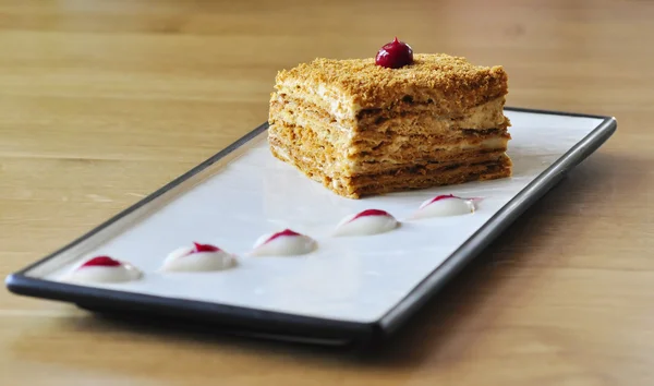 Dessert med kanel på en tallrik — Stockfoto