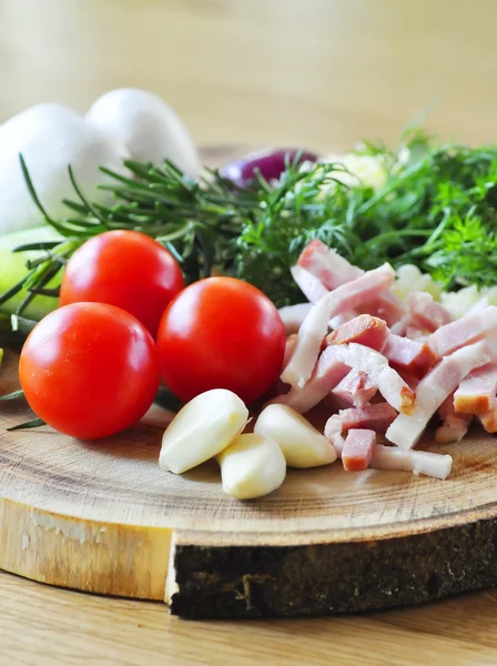 Blick Auf Ein Holzbrett Voller Tomaten Speck Knoblauch Und Kräutern — Stockfoto