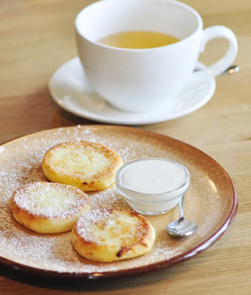 Cheesecakes com molho e chá — Fotos gratuitas