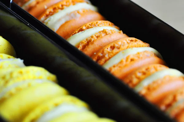 Macarons jaunes et orange — Photo