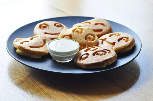 Maträtt av pannkakor med sås — Stockfoto