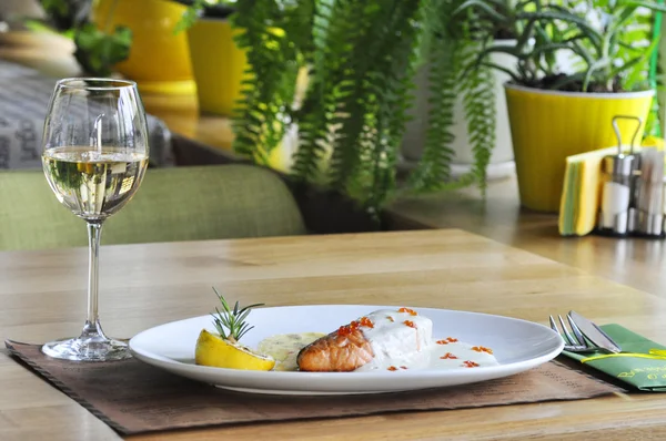 Balık fileto yemek şarap ile — Stok fotoğraf