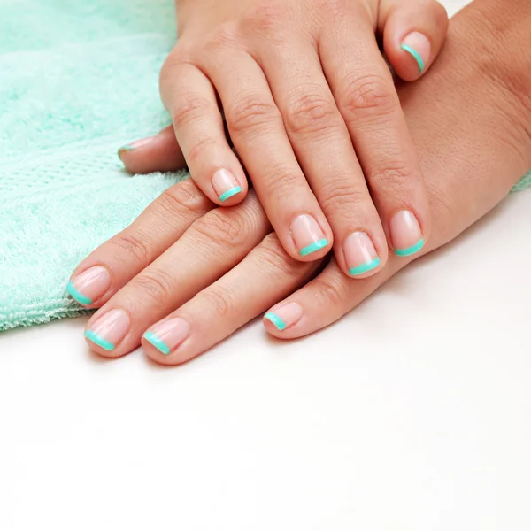 Mãos suaves femininas com bela manicure francesa — Fotografia de Stock
