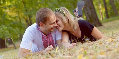 Romantik Çift kameraya eğleniyor