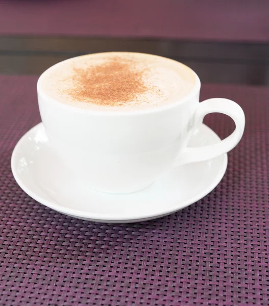 Schließen Sie Die Tasse Cappuccino Auf Lila Tisch — Stockfoto