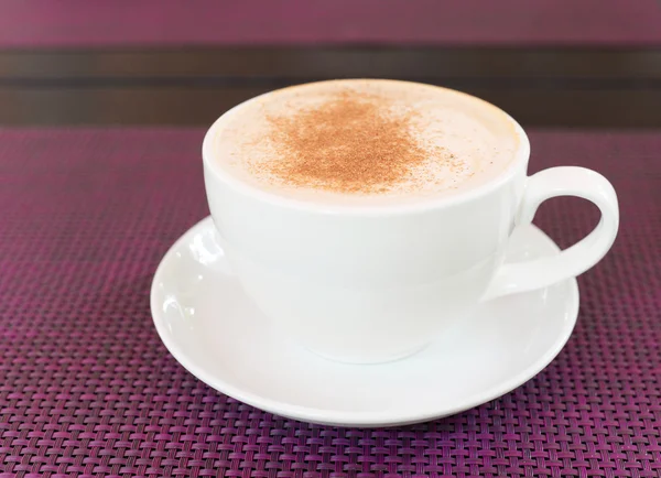 Stäng Visa Kopp Cappuccino Lila Bord — Stockfoto