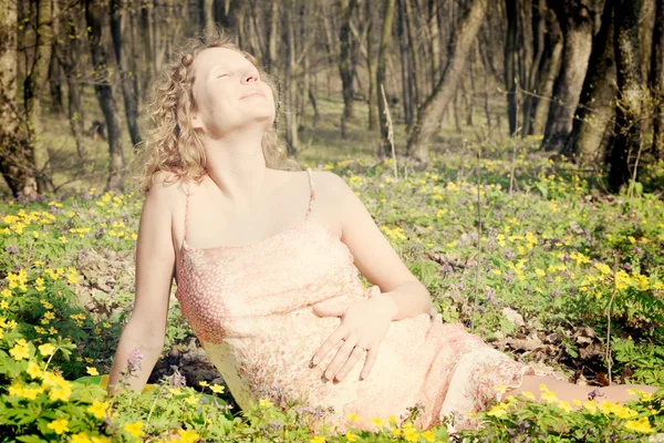 Beautiful woman posing in park — Stock Photo, Image