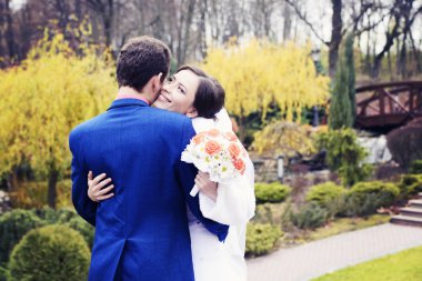 Düğün çifti açık havada