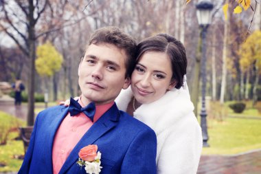 mutlu gelin ve damat bir parkta