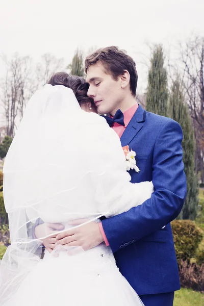 Matrimonio coppia all'aperto — Foto Stock