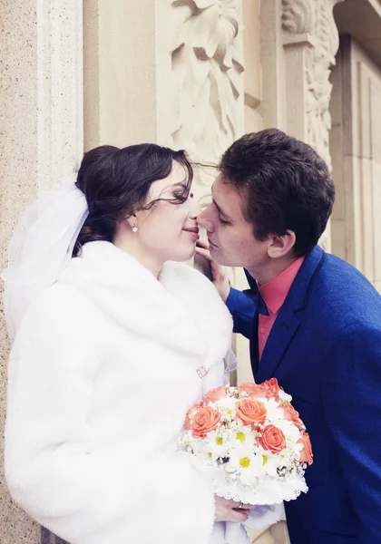 自然のクローズ アップの肖像画の結婚式のカップルのキス — ストック写真