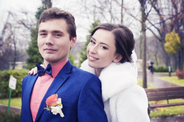 Açık havada poz çift düğün