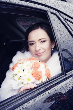 bir araba pencerede güzel gelin