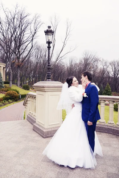 Wedding couple posing outdoors — Stock Photo, Image