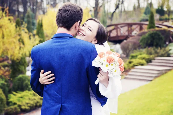 屋外でポーズのカップルの結婚式 — ストック写真