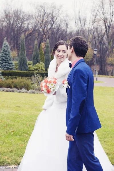 Couple de mariage posant à l'extérieur — Photo