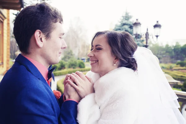 Wedding couple posing outdoors — Stock Photo, Image