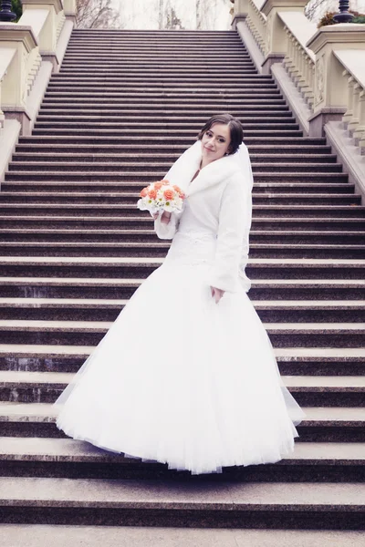 Bela noiva em vestido branco — Fotografia de Stock