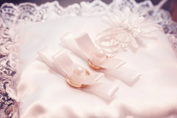 Крупним Планом Весільні Кільця Білій Шовковій Подушці Кілець — стокове фото