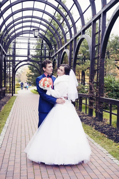 Couple de mariage posant à l'extérieur — Photo