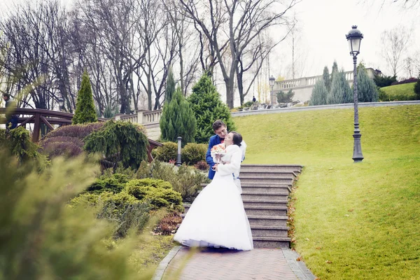 Bröllop par poserar utomhus — Stockfoto