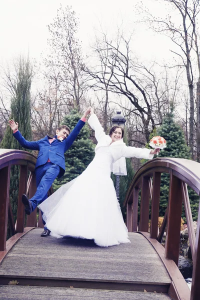 Esküvői pár pózol együtt — Stock Fotó
