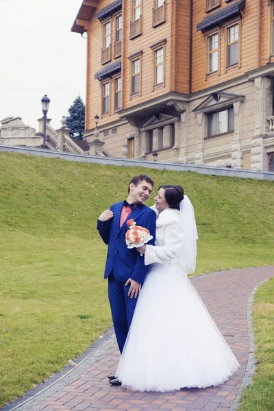Весільна пара позує на відкритому повітрі — стокове фото
