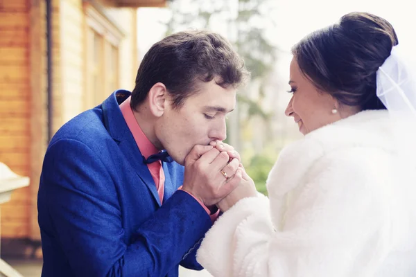 Wedding couple posing outdoors — Stock Photo, Image