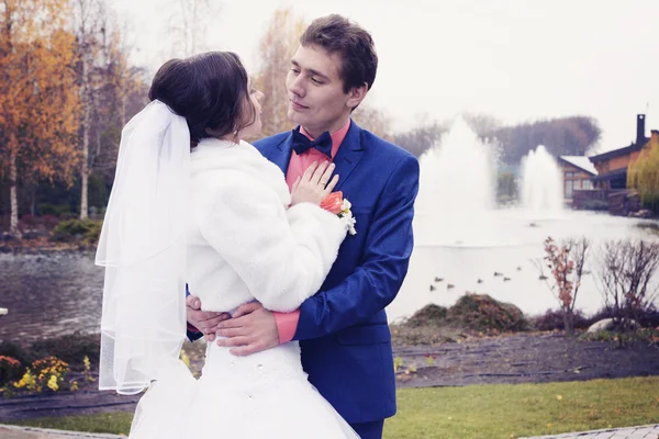 Wedding couple posing outdoors — Stock Photo, Image