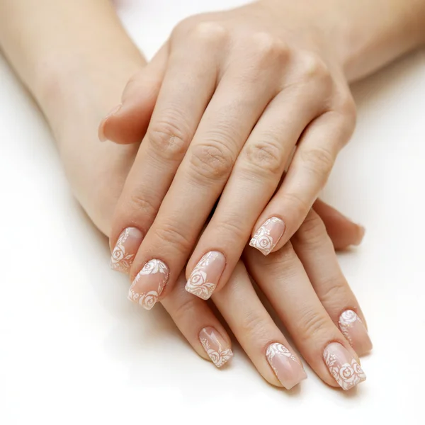 Las manos de mujer joven con manicura natural "francesa" — Foto de Stock