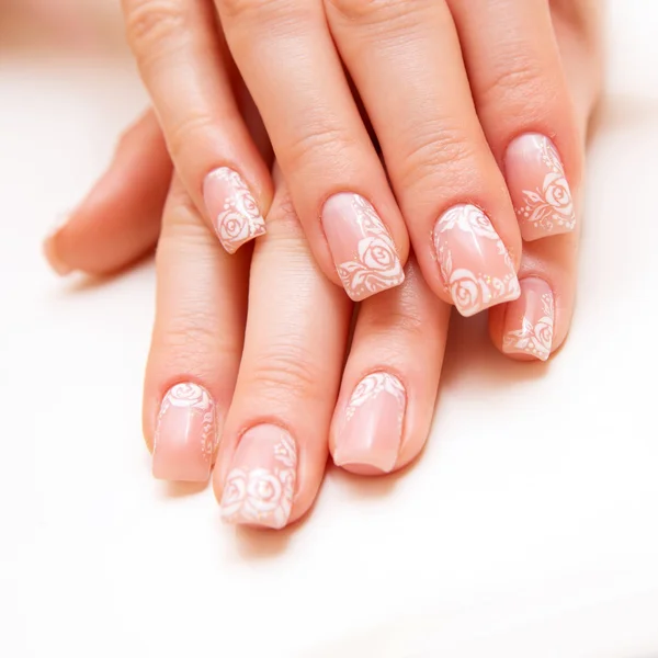 Manicura francesa y rosas — Foto de Stock