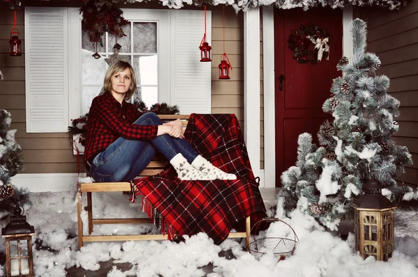 Kobieta Koszuli Plecione Siedząc Ławce Zimowych Dekoracji — Zdjęcie stockowe