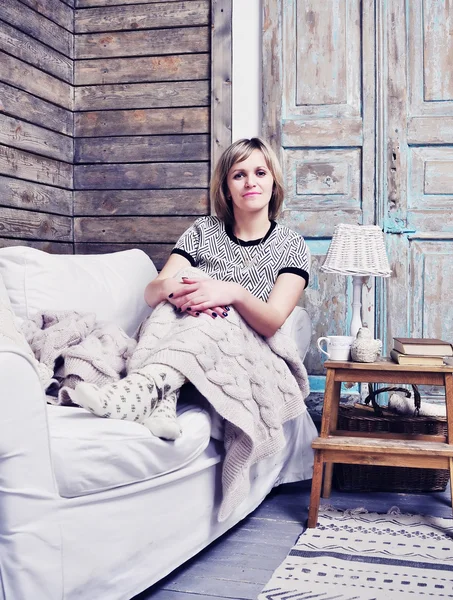 Vrouw Liggend Bank Woonkamer Rustieke Stijl — Stockfoto