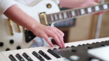 adam gitar ve klavye oynarken