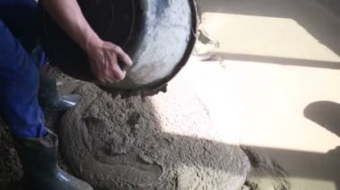Lastik çizmeler işçisi kova dökülen 
