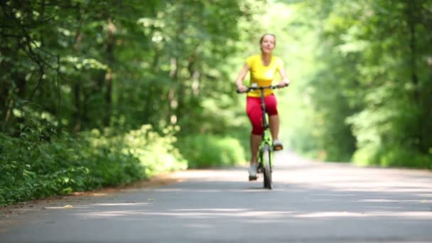 Mujer montando bicicleta — Vídeos de Stock