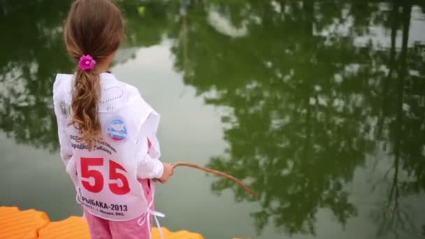 Chica al aire libre pesca — Vídeo de stock