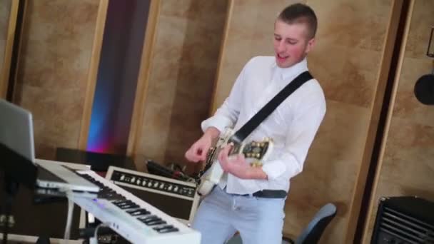 Гитарист играет на гитаре — стоковое видео
