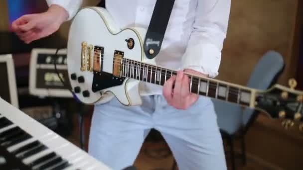 Гитарист играет на гитаре — стоковое видео
