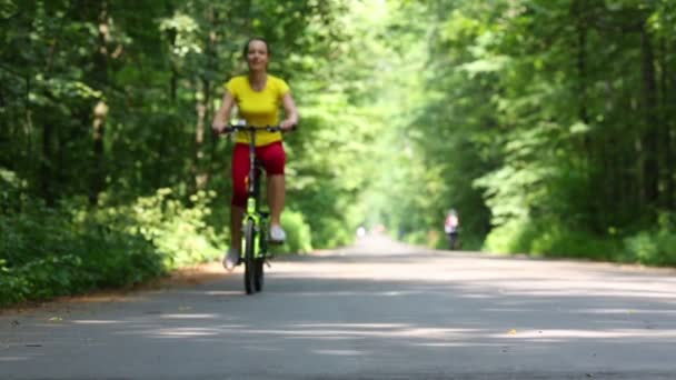 Mujer montando bicicleta — Vídeos de Stock