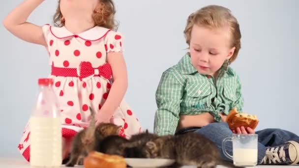 Két gyermeke, és cica — Stock videók