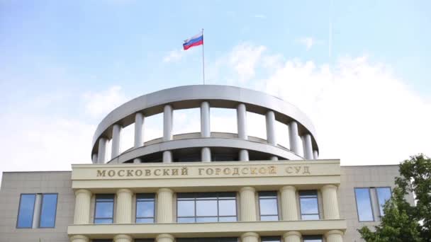 Dak en de vlag van de districtsrechtbank van de stad Moskou — Stockvideo