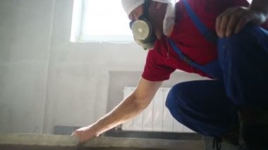 Alt odasında beton zemin hizalar