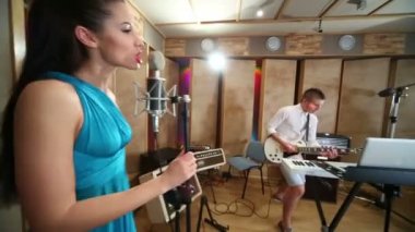 Mikrofon için kadın şarkı söyler 