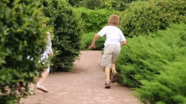 Çocuk ve Beyaz giysili iki kız