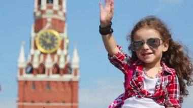 Küçük kız dalgalar el ile