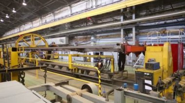 İki adam atölye kaynak yapıyor