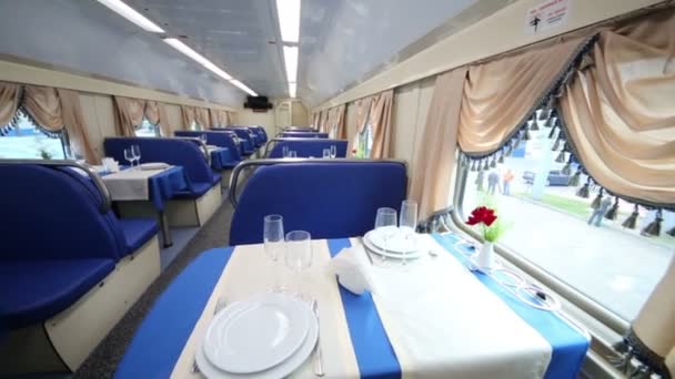 Restaurace ve vlaku v závodě — Stock video