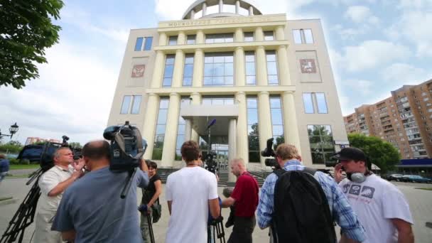 Gazetecilere yakınındaki Moskova şehir Mahkemesi. — Stok video