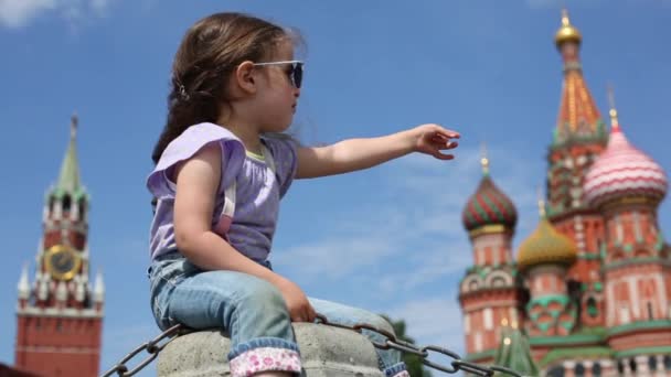 Malá holka sedí na Rudém náměstí — Stock video